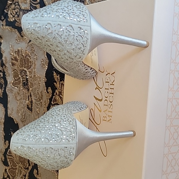 Mishka Badgley silver rhinestone peep toe pumps. Bling 8.5 NEW - Picture 5 of 6